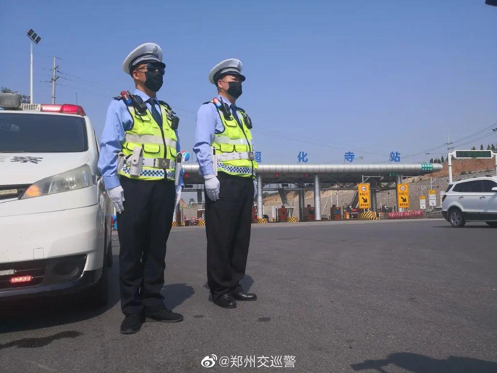 一组图片真实记录新密交警的五一假期辛苦了