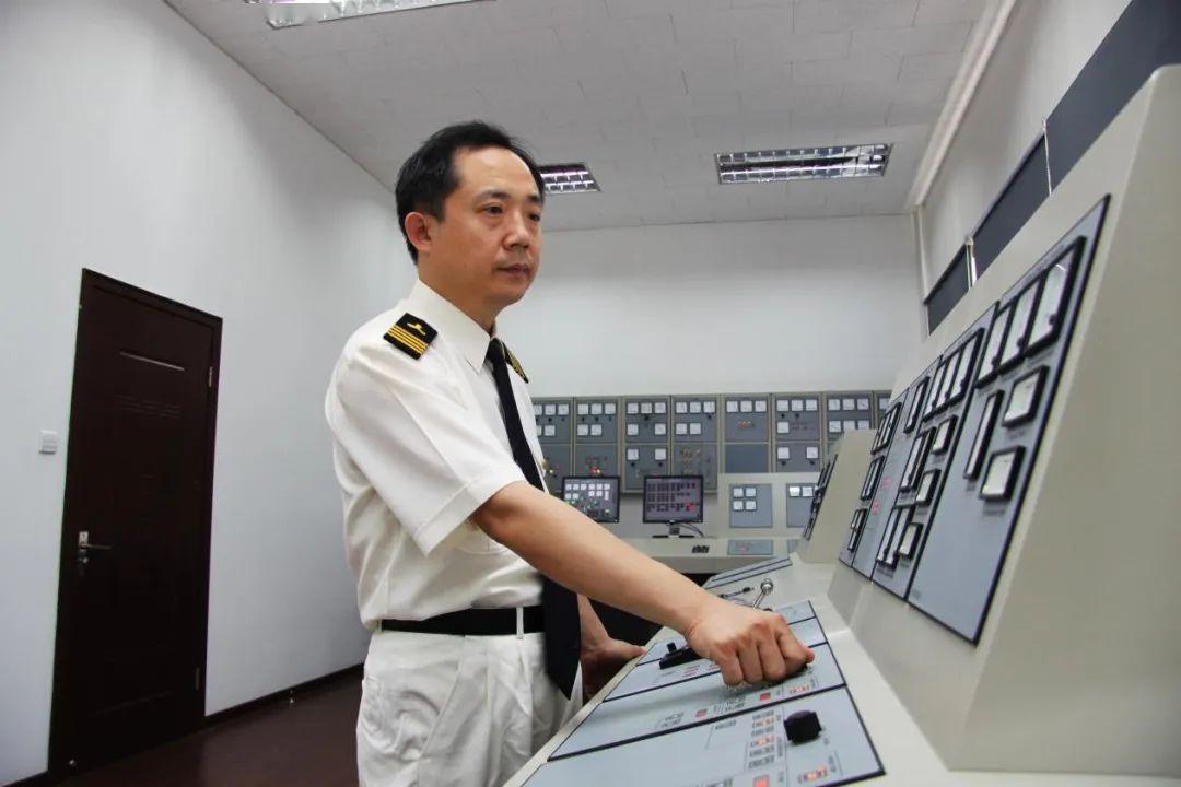 先进风采以专注之心成就专业之事记全国五一劳动奖章获得者齐嘉轮机长