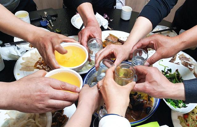 酒杂谈喝酒时一杯白酒对应一瓶啤酒这样喝公平吗