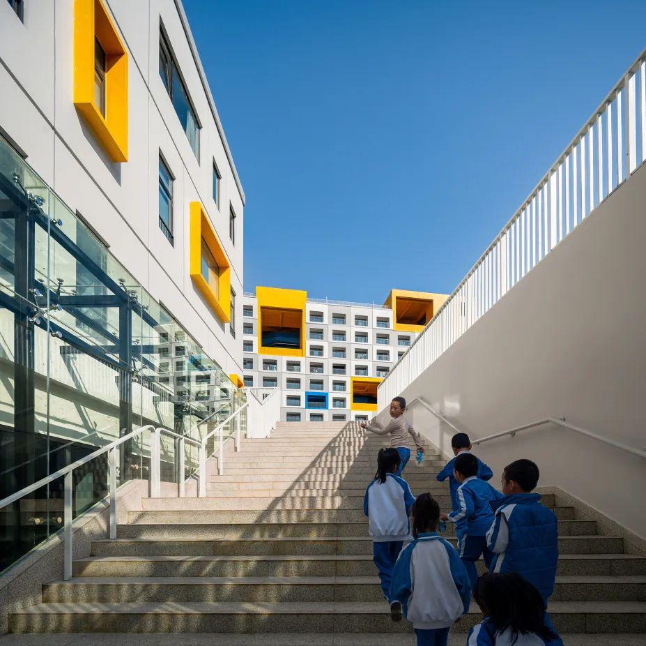 边玩边工作才叫真生活apple新剧探秘各国的家百年药局变身艺廊adnews