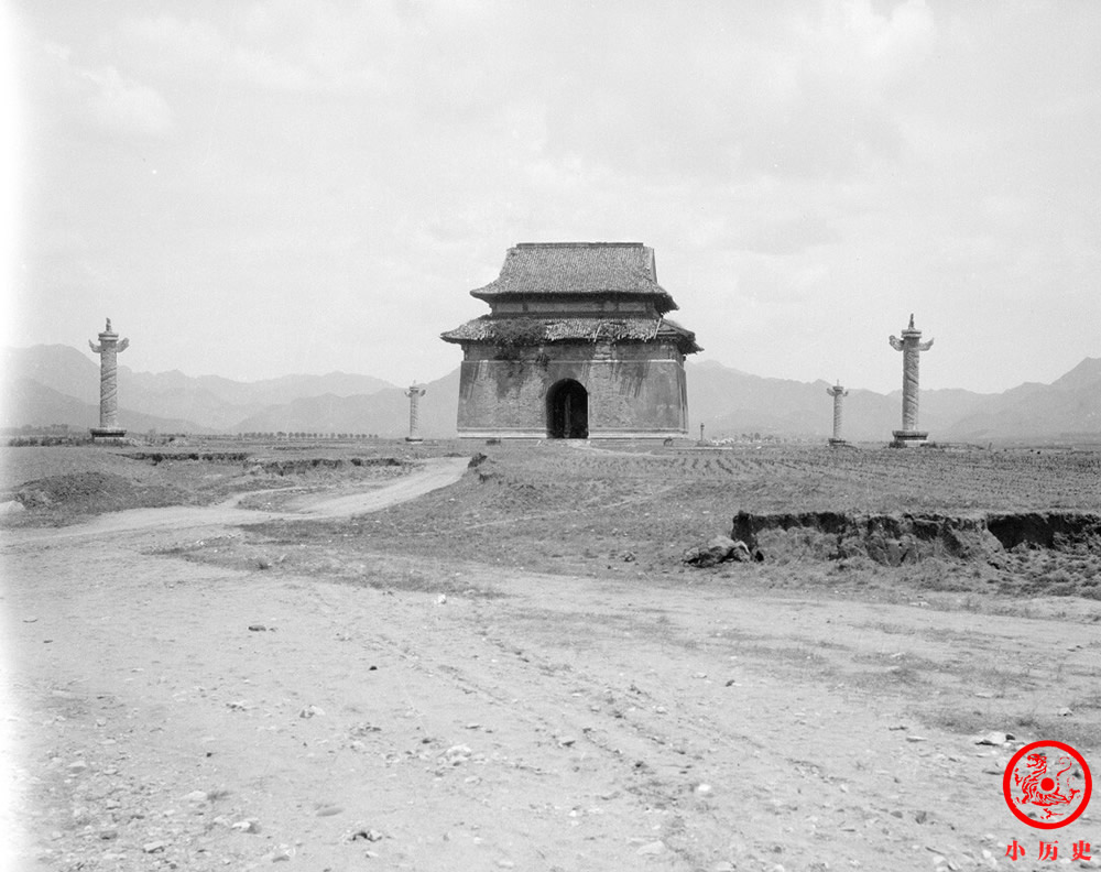 原创民国初年老照片:明十三陵破败不堪,遭朱元璋后裔盗伐树木,盗挖妃