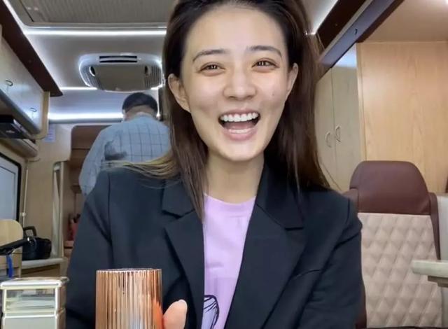 徐璐敢露啊直播化妆肤色暗沉无光和上妆后真是判诺两人