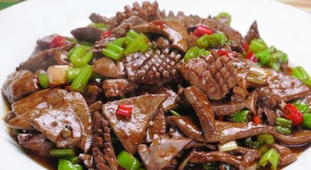 5斤,将猪腰筋膜全部切除改刀切腰花,猪肝切片用水洗尽血水,泡在白醋水