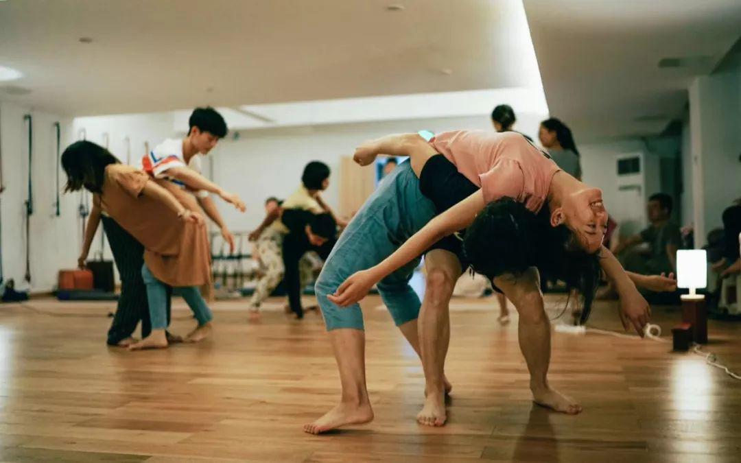 从简单的动作(站起来,步行)到更复杂的动作(包括滚动和托举),运动依