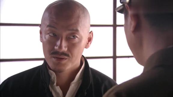 兄弟们上女土匪在一边喝酒黑狼在旁边大发雷霆说要抓汉奸