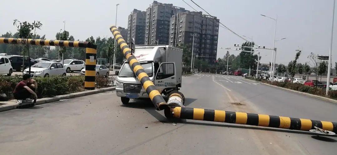 又又又撞了!行政路限高杆被一辆货车撞翻