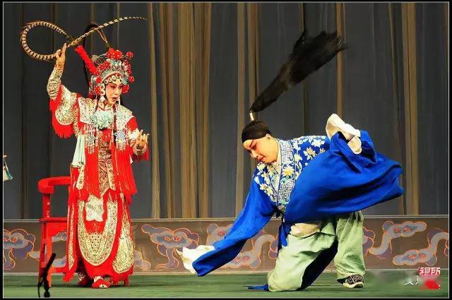 戏曲演员从小练就腰,腿,手,臂,头,颈的各种基本功之后,还须悉心揣摩戏
