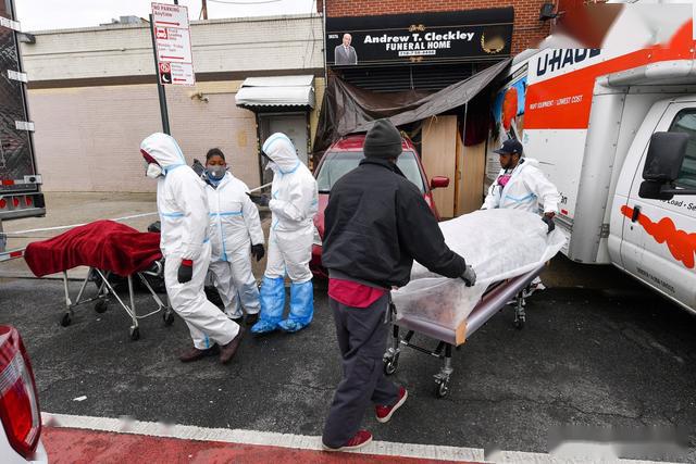 8具尸体堆地面殡仪馆变屠宰场美国纽约18万死亡谁比谁惨