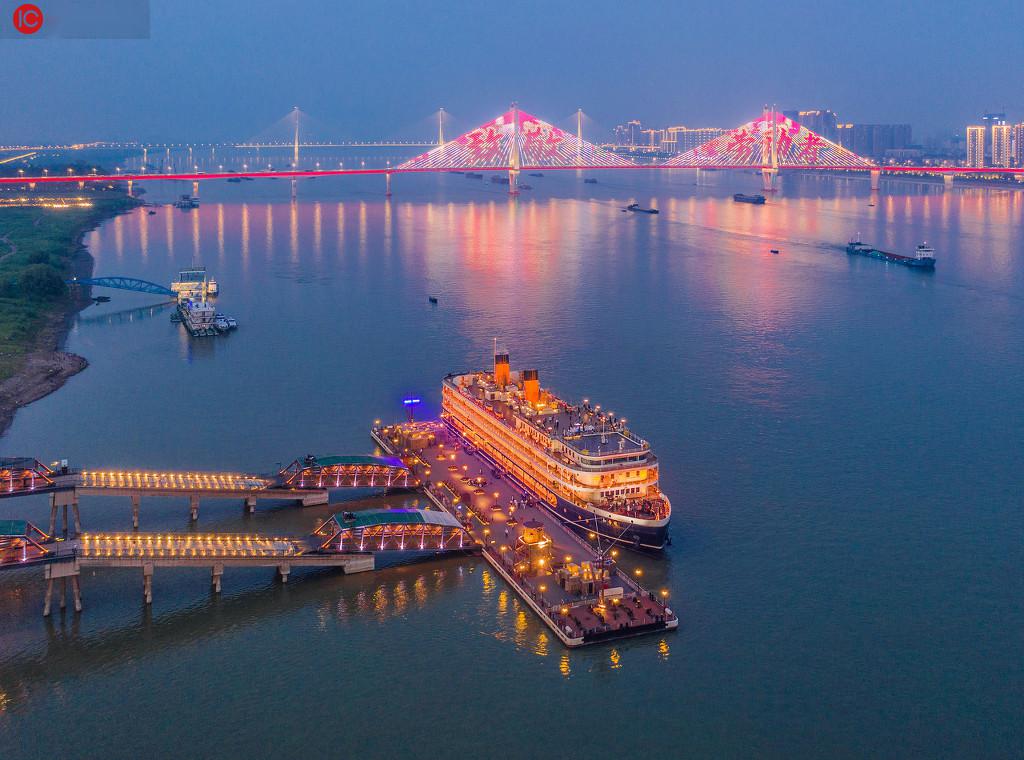 武汉长江两岸图片