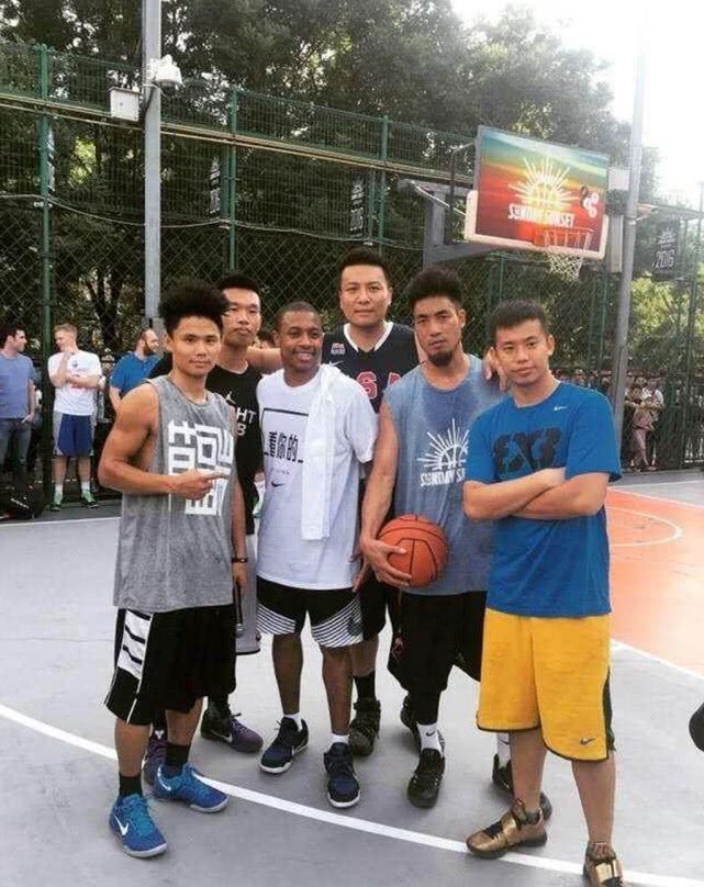 国内街球第一人曾和多位nba球员单挑年薪百万妻子美貌动人
