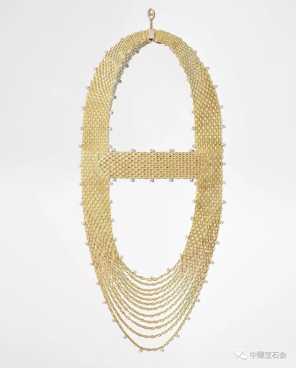 同样引人注意的还有「adage」玫瑰金锁骨链,由9枚微弧形的链环自然