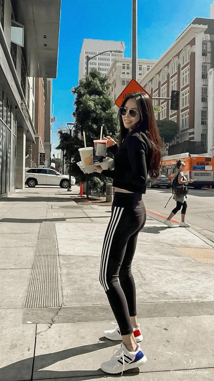 穿的是一件短款的针织衫,这种短款的裙装可以很好的凸显出她的蚂蚁腰