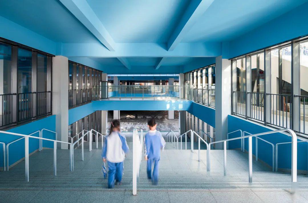 边玩边工作才叫真生活apple新剧探秘各国的家百年药局变身艺廊adnews