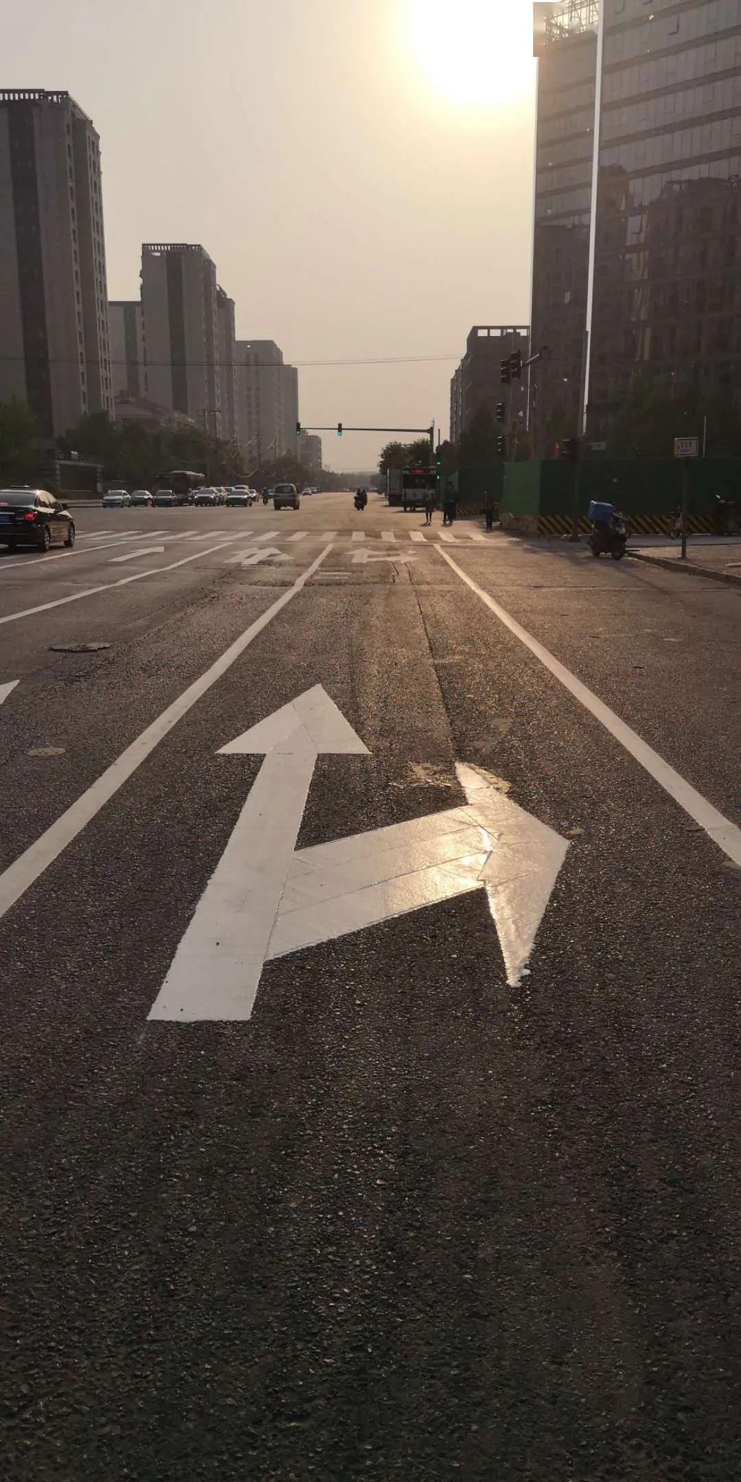 上了右转道路口发现不能右转被迫直行拍