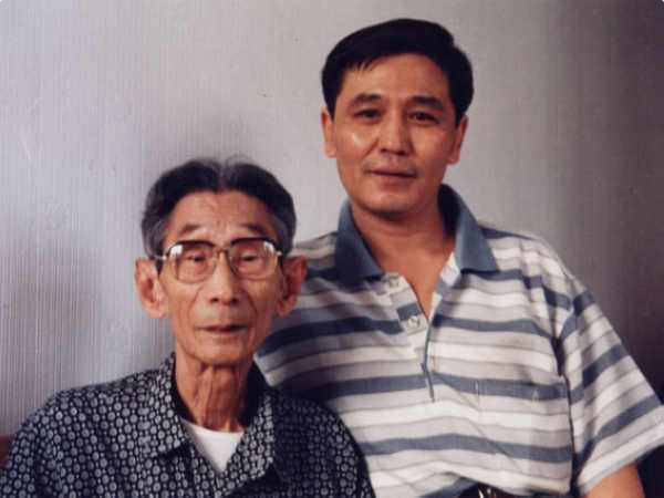 哪怕马三立定下不给儿子捧哏的规矩马氏父子照样隔空砸挂