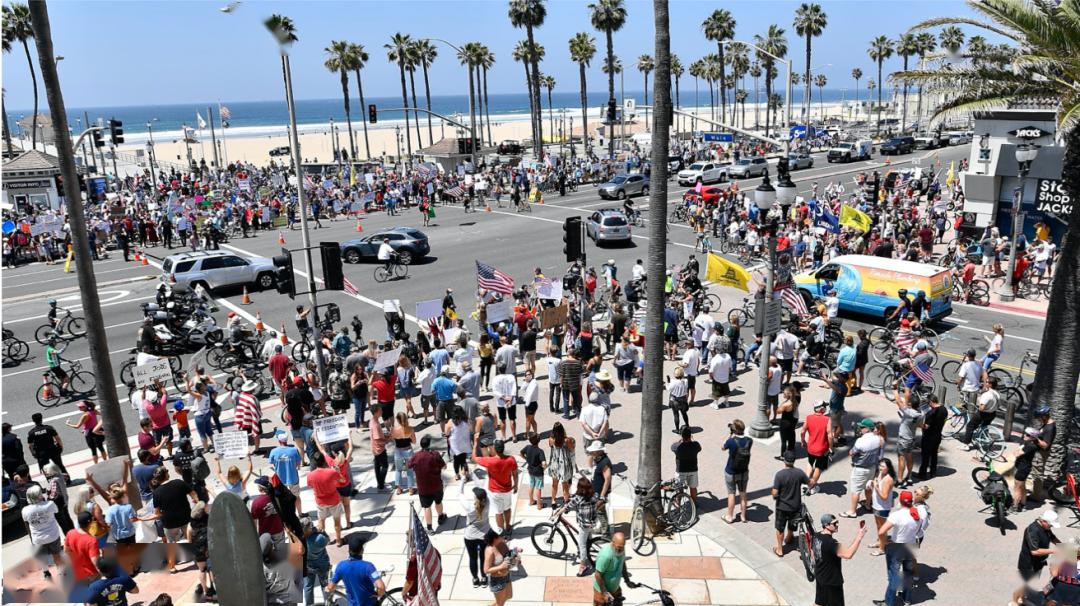 为反对加州州长关闭橙县海滩抗议者涌向huntingtonbeach示威游行