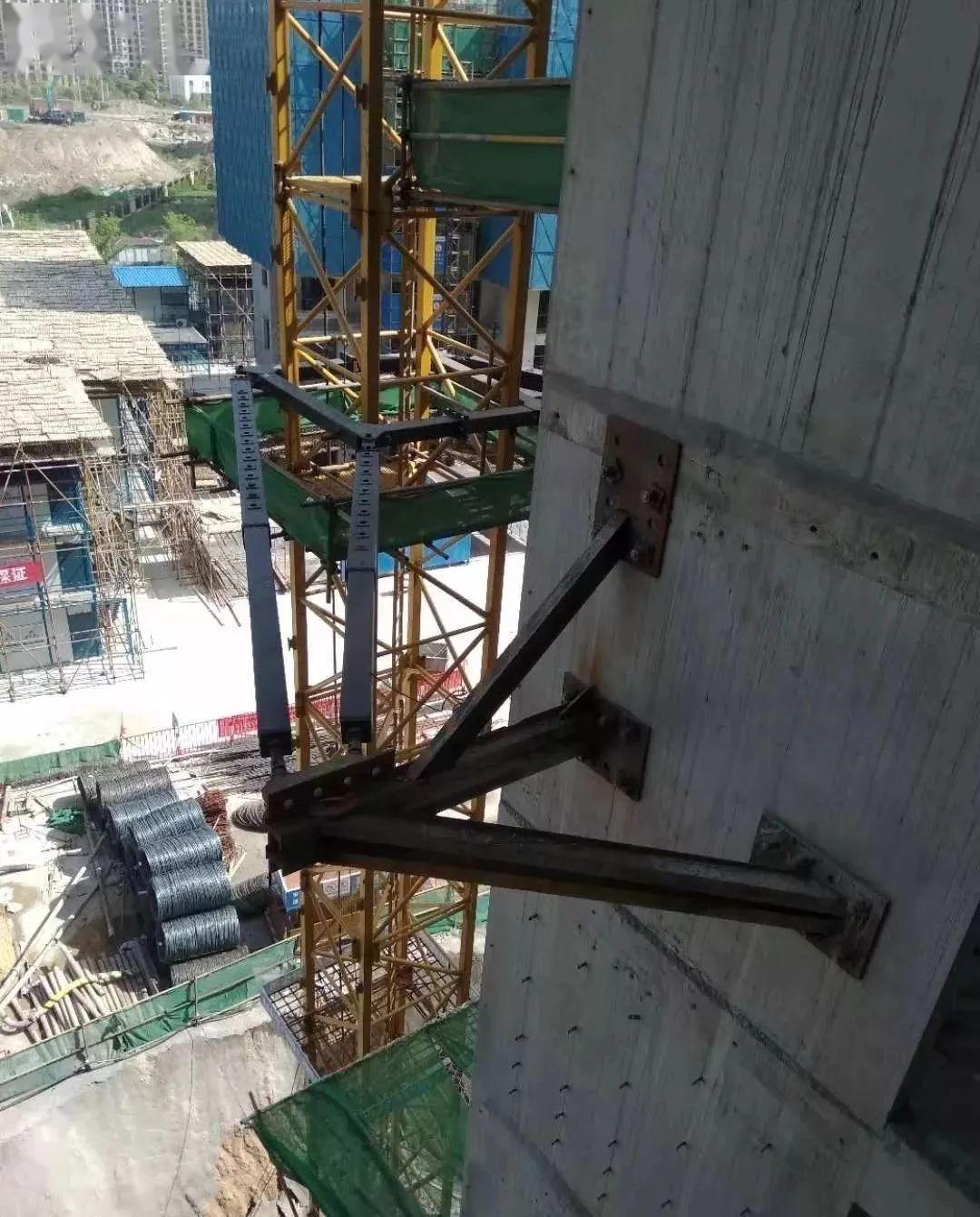 山东济宁一在建工地塔吊倒塌!塔吊要倒塌?其实很难!