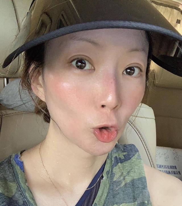 郑秀文晒运动爆汗照昔日旧照遭疯传与杨千嬅撞样傻傻分不清