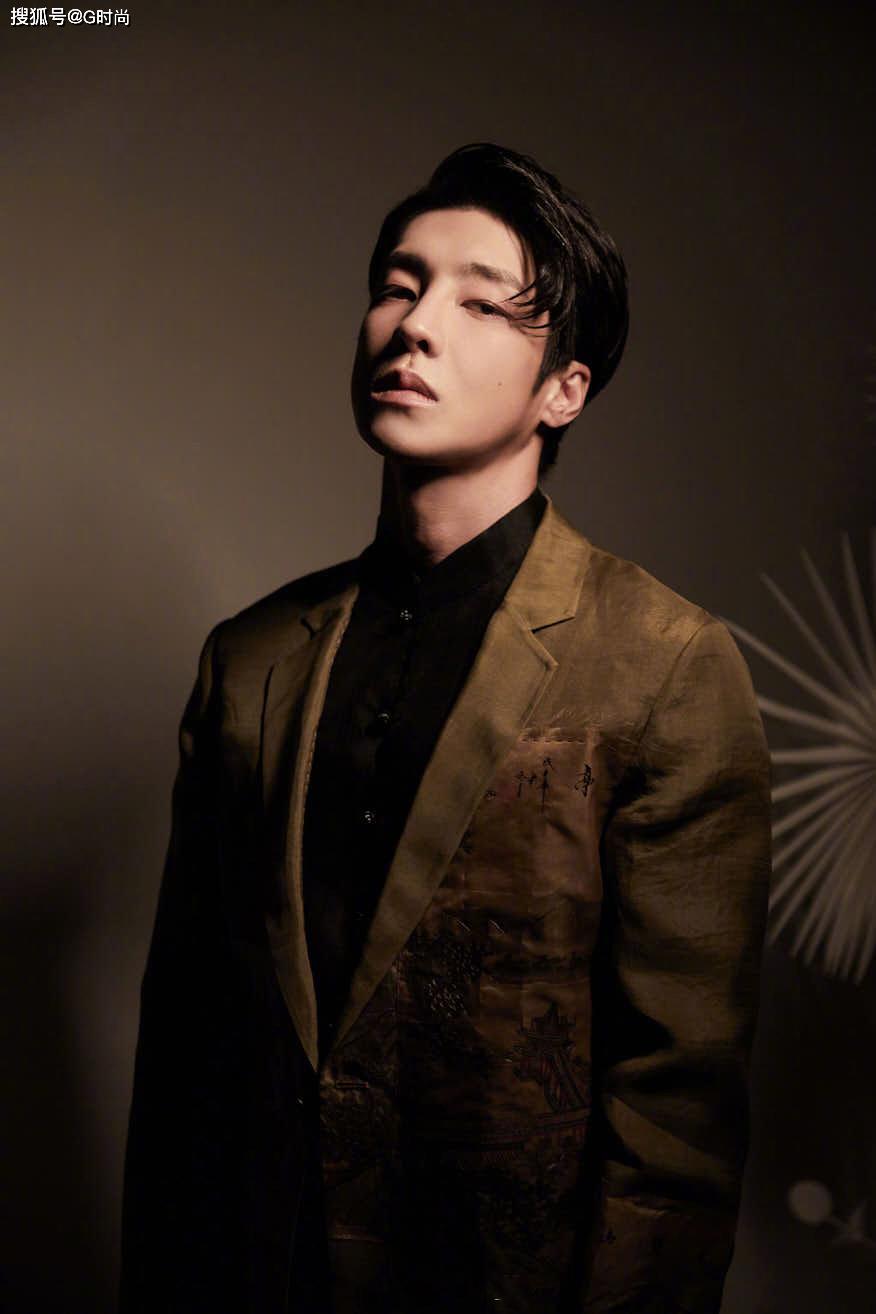 乔振宇亮相盖娅传说若水时装秀潇洒俊逸,侠气满满