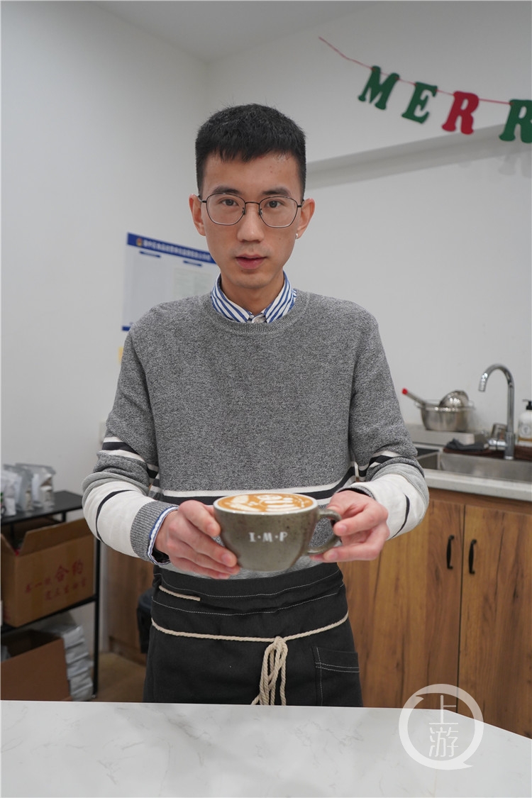 重庆小伙用咖啡拉花致敬"逆行者" 还登上了央视_梁凡