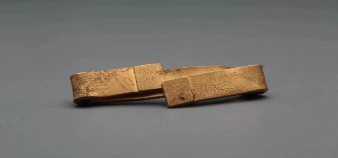 还散落着金手镯,金耳环,金铤等数十件金器,堪称张献忠宝藏的"金窝子"