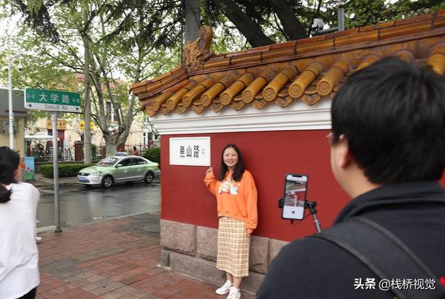 被称为"转角遇到爱",吸引很多年轻人前来拍照,也成为新人拍摄婚纱照的