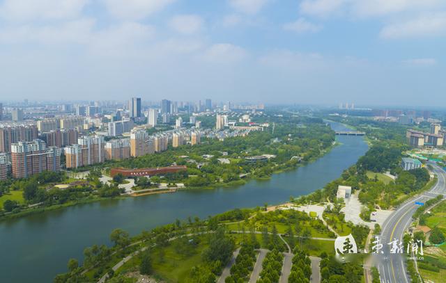 城市核心空间,由西向东途经印象黄河公园,古黄河水景公园和雄壮河湾