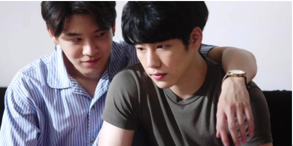 后来,终于是将mark放出来之后,mark去游泳队训练,vee也跟着去了,看着