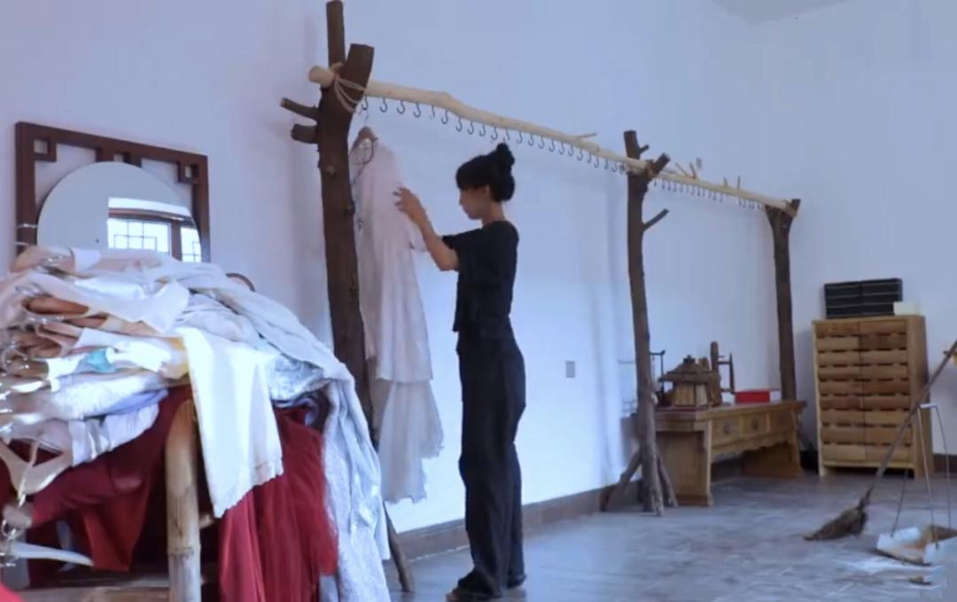 卧室里古朴实用的衣架;而这样的画面美之外,更为重要的,是李子柒有一