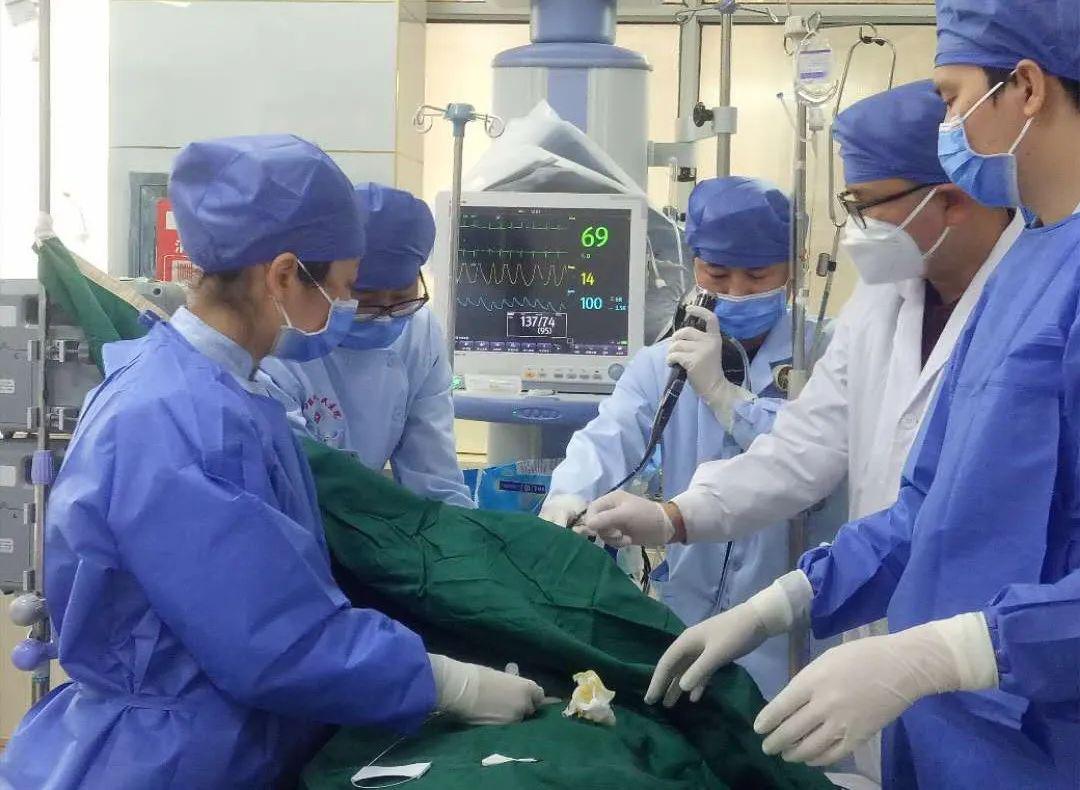 致敬青年节黄鑫医生荣获市区级两项奖章