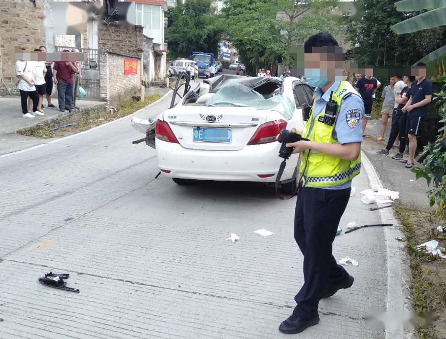 广宁发生一交通事故,小车车顶几乎被"削平!