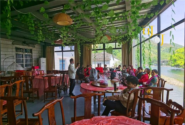 五一假期,去余姚这个村子吃农家乐,两人午餐158元,边吃边赏景