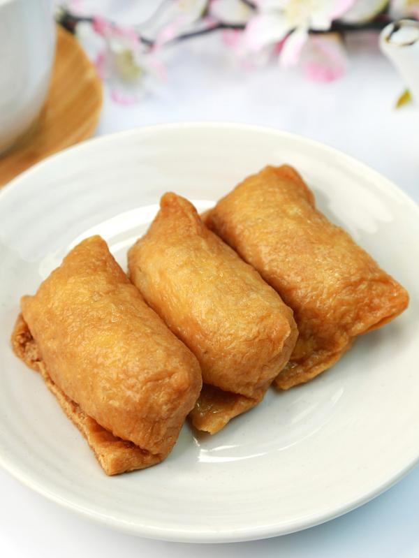 三色豆腐皮寿司3,黑芝麻会让饭团的颜色对比更鲜明,要是不喜欢,不放也