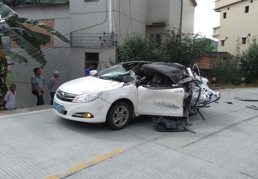 广宁发生一交通事故,小车车顶几乎被"削平"!