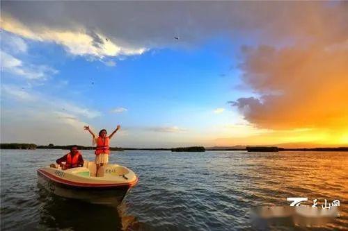 片绿洲镶嵌在成群的黄羊霍拉山俯视着宛如世外桃源白鹤齐鸣与鸳鸯并游