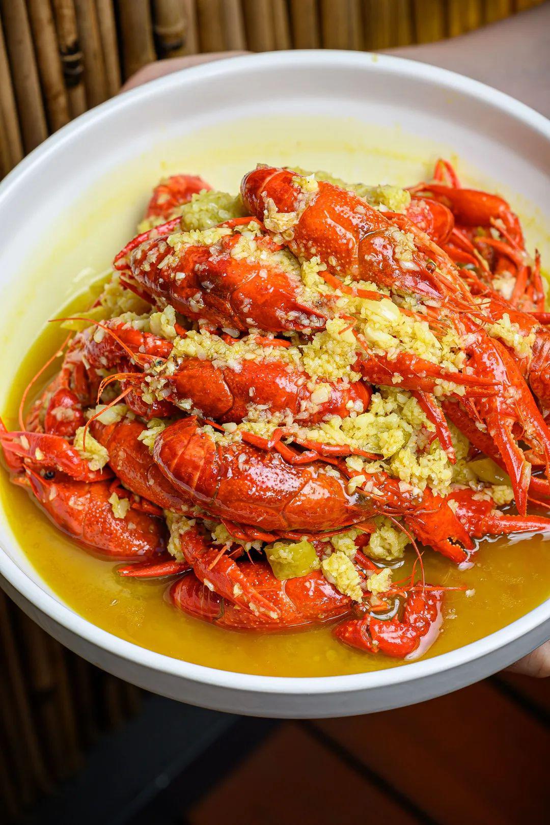 72 盱眙金汤蒜蓉小龙虾 72剪掉虾头的油焖大虾,再用搭配香辣,融入