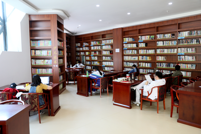 市图书馆自习室实行一人一座