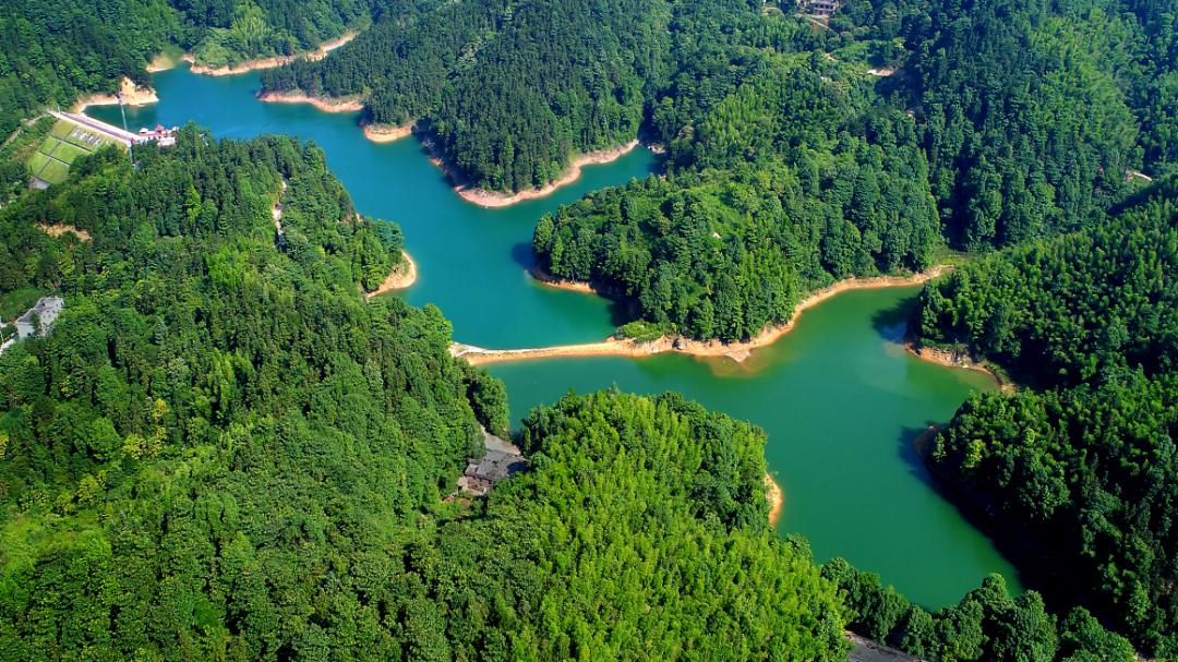 位于"国家森林乡村"源头村,水如碧似玉,环绕于群峰之间,山水相依,风景