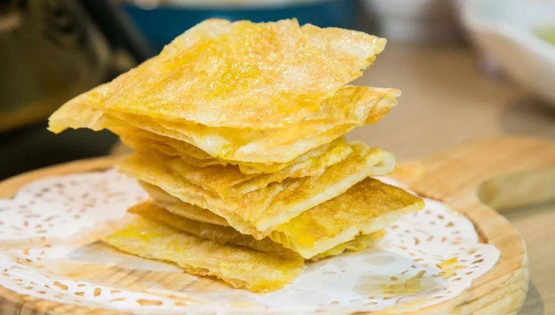 凉了之后的菠萝飞饼多了一些嚼劲,嚼起来层次丰富,软脆相间,口感对比