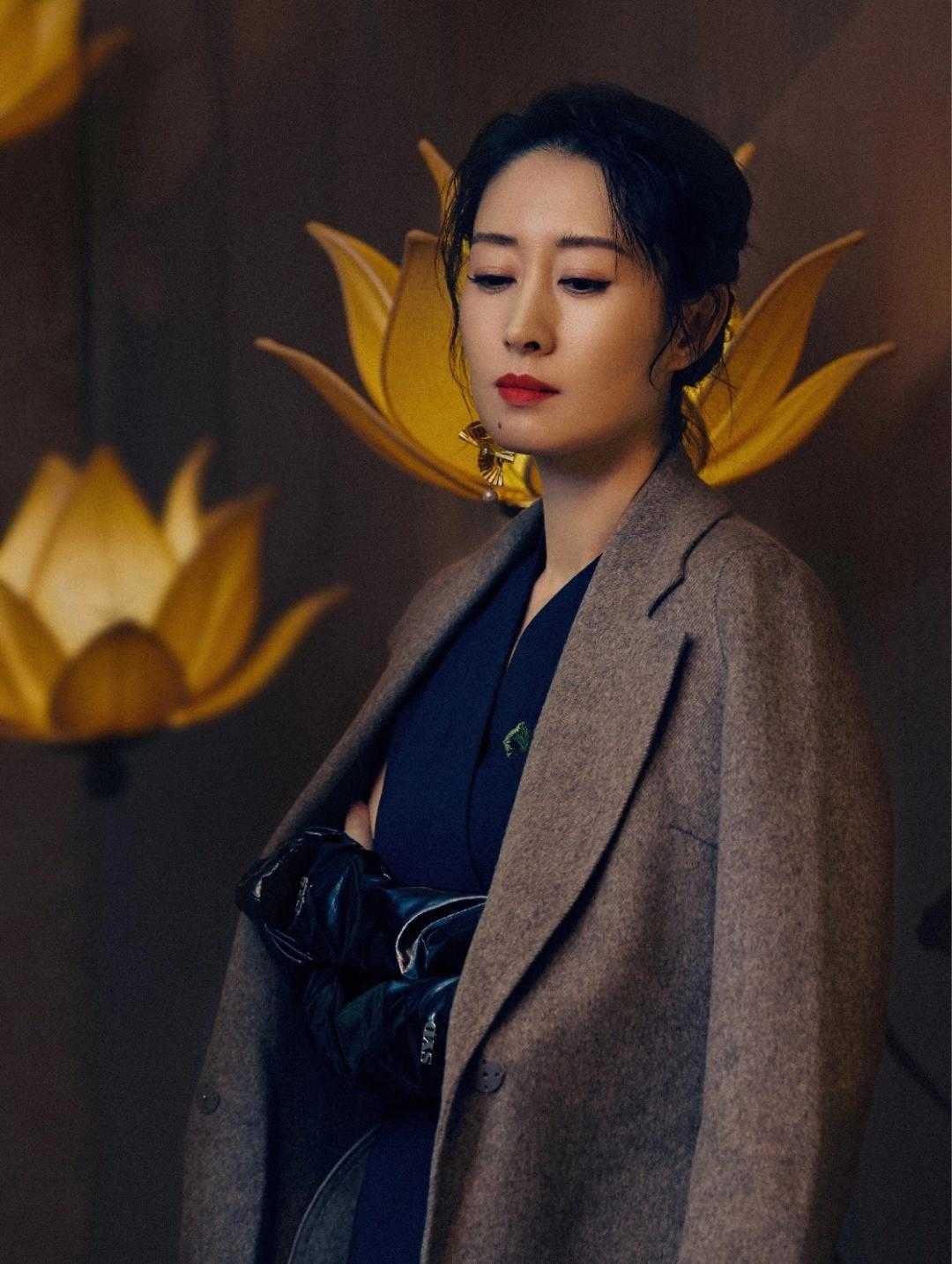 原创刘敏涛真是冻龄女神西服内搭蓝色开叉裙减龄洋气贵妇范十足