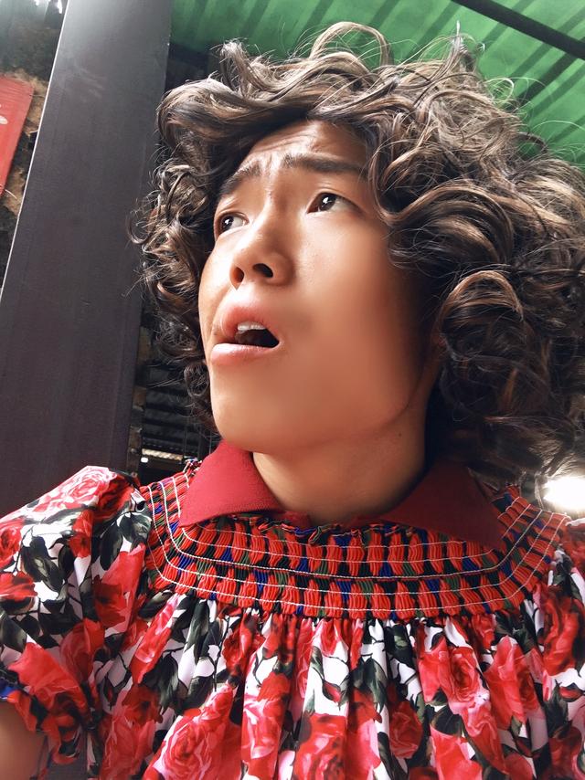 李任远参演老友餐厅一人分饰三角合作演员伍嘉成