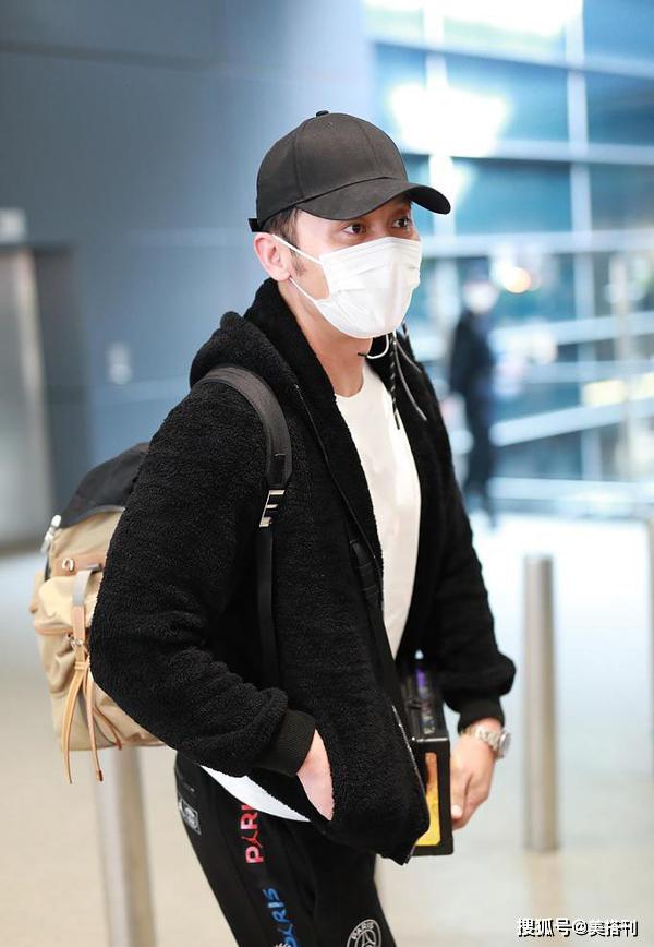 42岁李晨变身时髦小伙穿运动裤挎彩色包头上的帽子有点意思