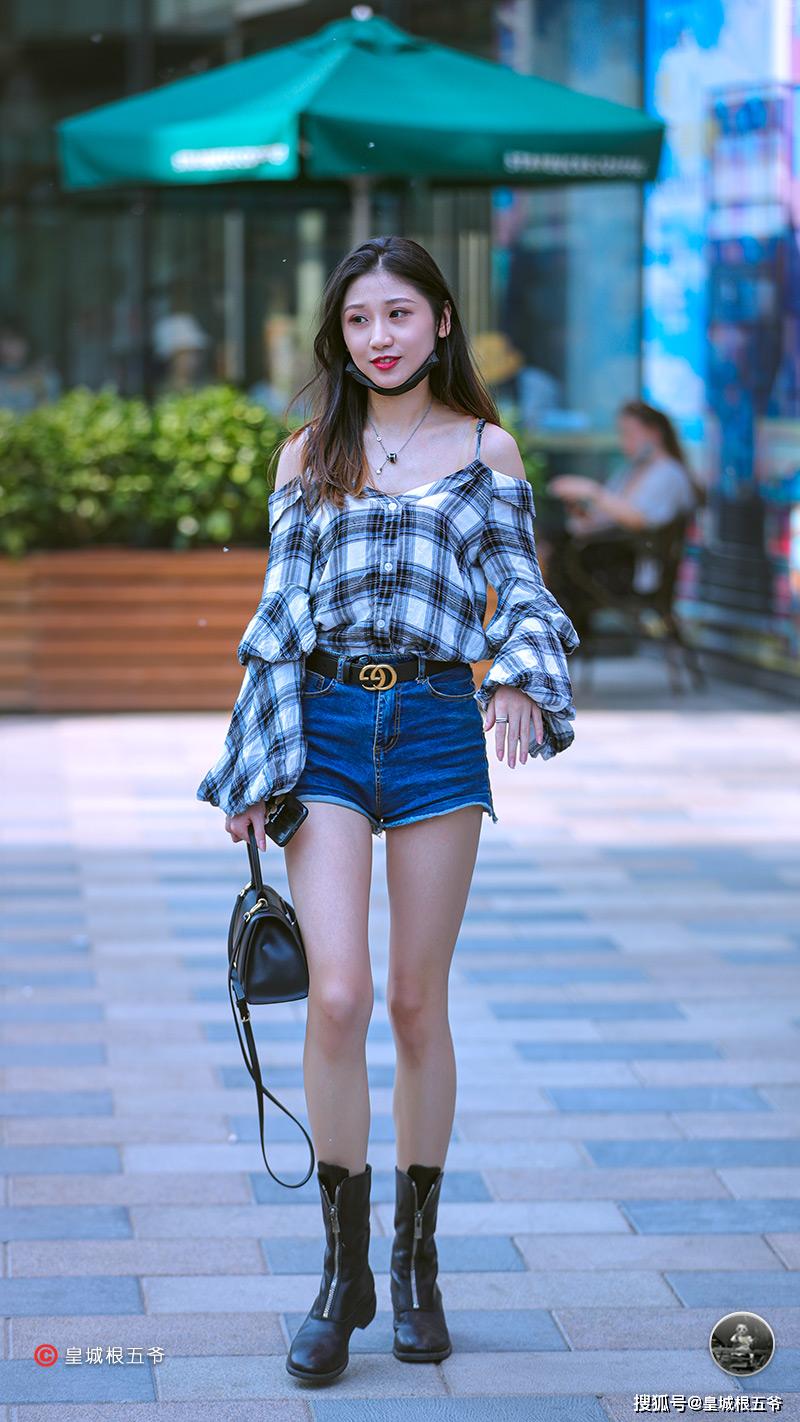 原创街拍:美女们富有潮流元素的穿衣搭配造型总是能够吸引人们的眼球