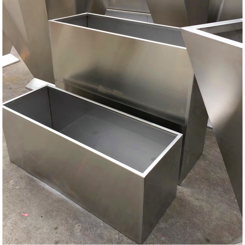 不锈钢花箱在园林水景的功能鑫宇不锈钢花器