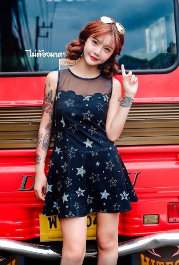 韩安冉复婚后又瘦了21岁穿光腿神器的腿能比奶棒细