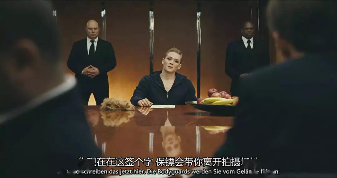 她与阿力克斯断绝联系,并在完成拍摄后回了美国