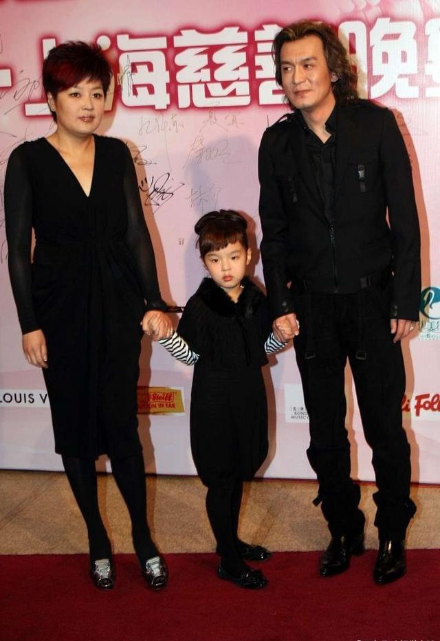 原创哈文母女为李咏庆52岁生日哈文老太快17岁女儿模样变化大