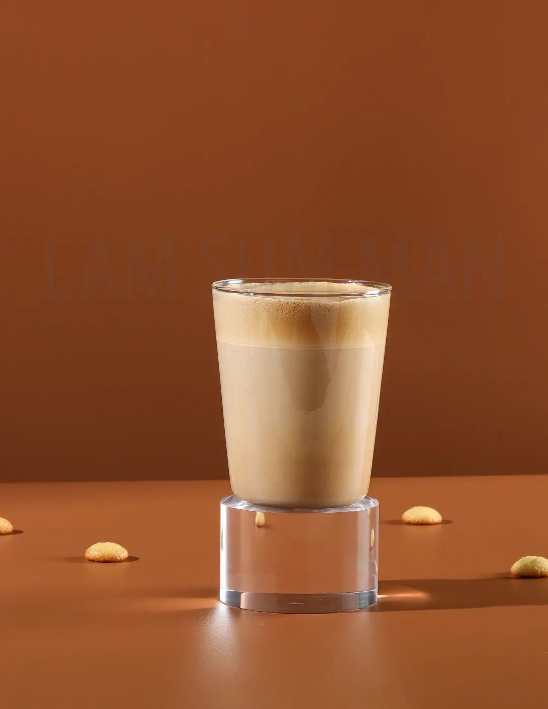 点起台灯,捧起一杯岚叁盟咖啡,翻动手中的书卷,闻一闻阳光的味道,该是