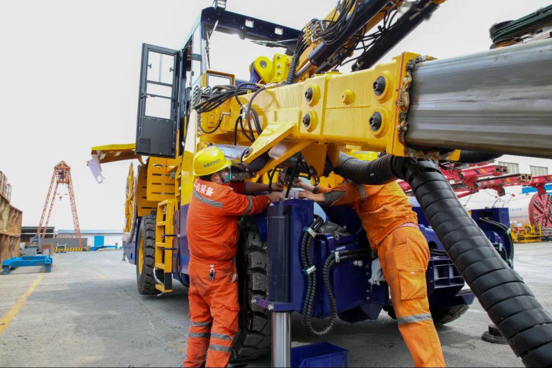 设备公司员工假期坚守岗位保履约!