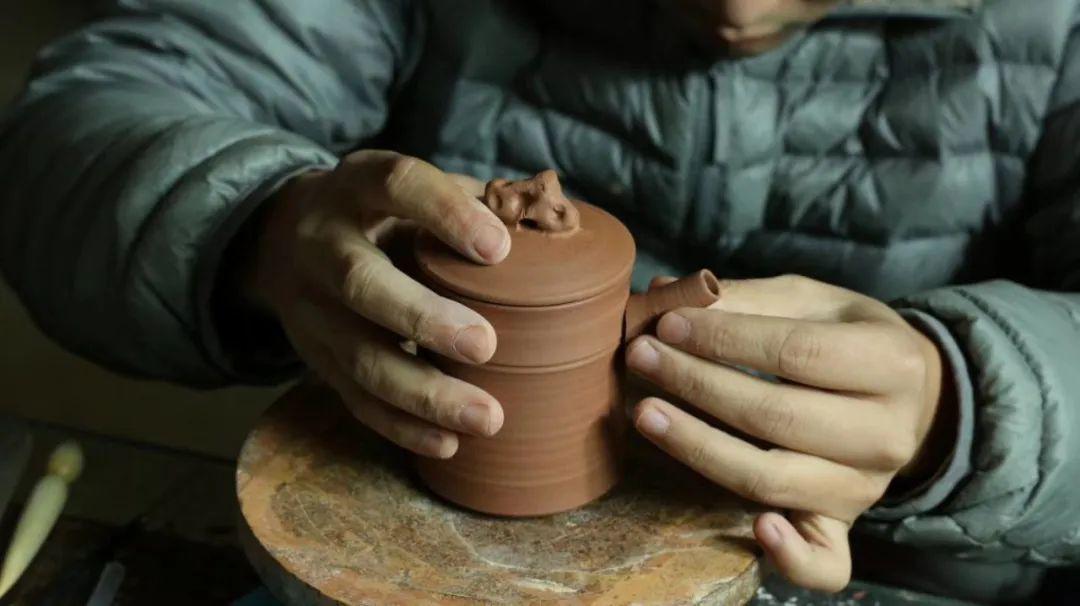 铜官窑的一只茶壶 传承了千年柴烧技艺_刘嘉豪